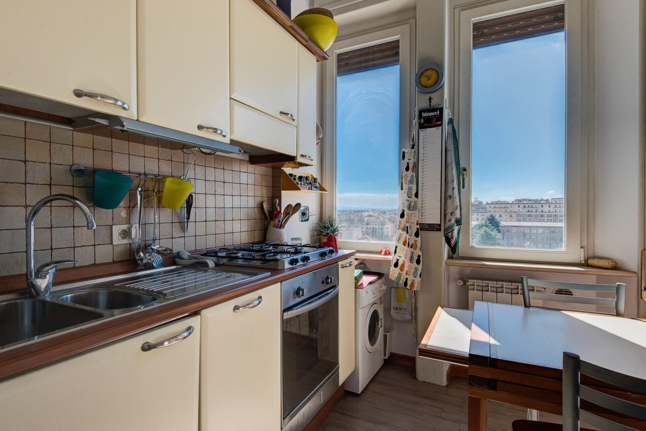 Kjøleskap, ovn, kokeplater og kaffetrakter/tekoker