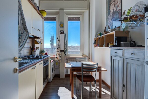 Fridge, oven, stovetop, coffee/tea maker