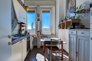 Kühlschrank, Ofen, Herdplatte, Wasserkocher mit Kaffee-/Teezubehör