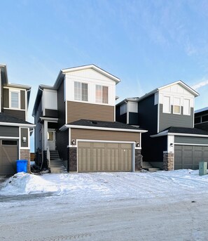 Exterior - Cozy Home - close to the mountains (Calgary)