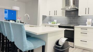 Frigorífico, microondas, horno y placa de cocina