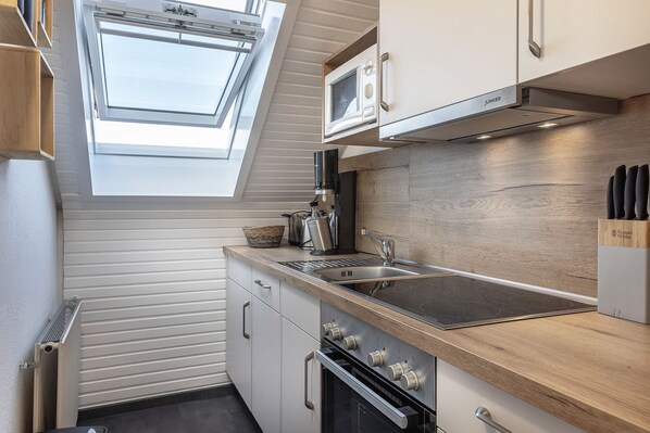 Fridge, microwave, oven, stovetop - 50004 Holiday apartment "Seekiste" - The small but nice Seekiste is located (Wittmund)