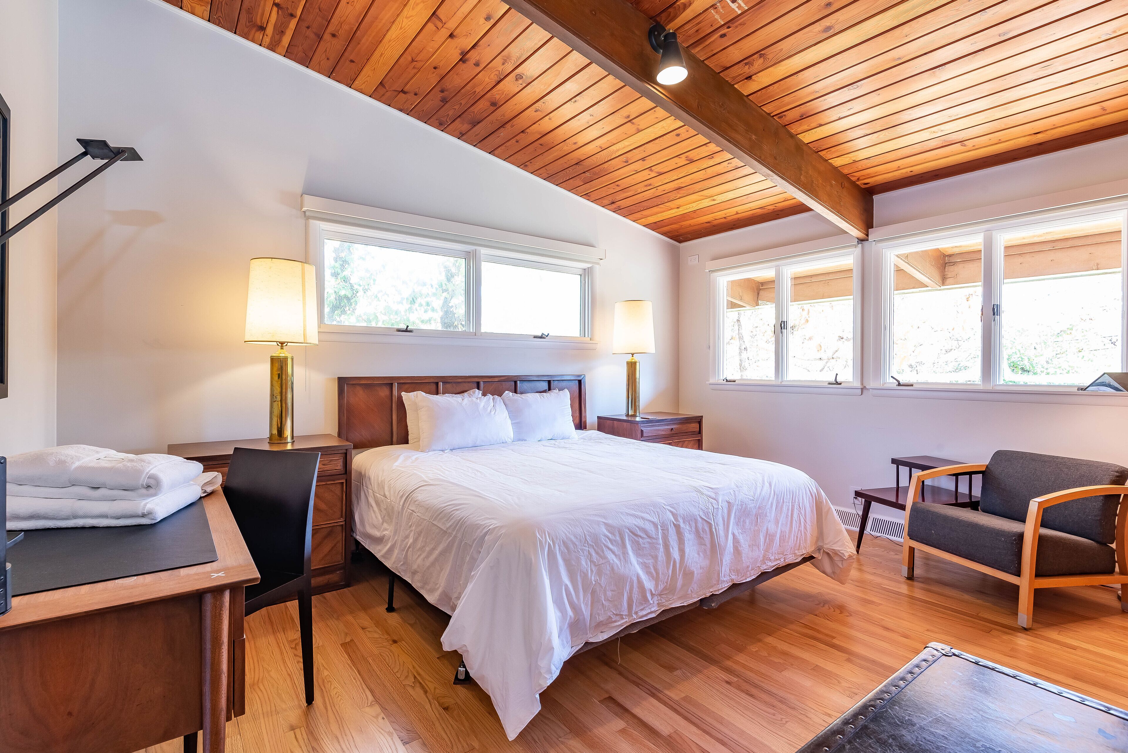 4 slaapkamers, een bureau, een strijkplank/strijkijzer, gratis wifi