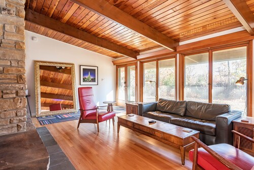 Mid-century modern in signature Blmtn neighborhood