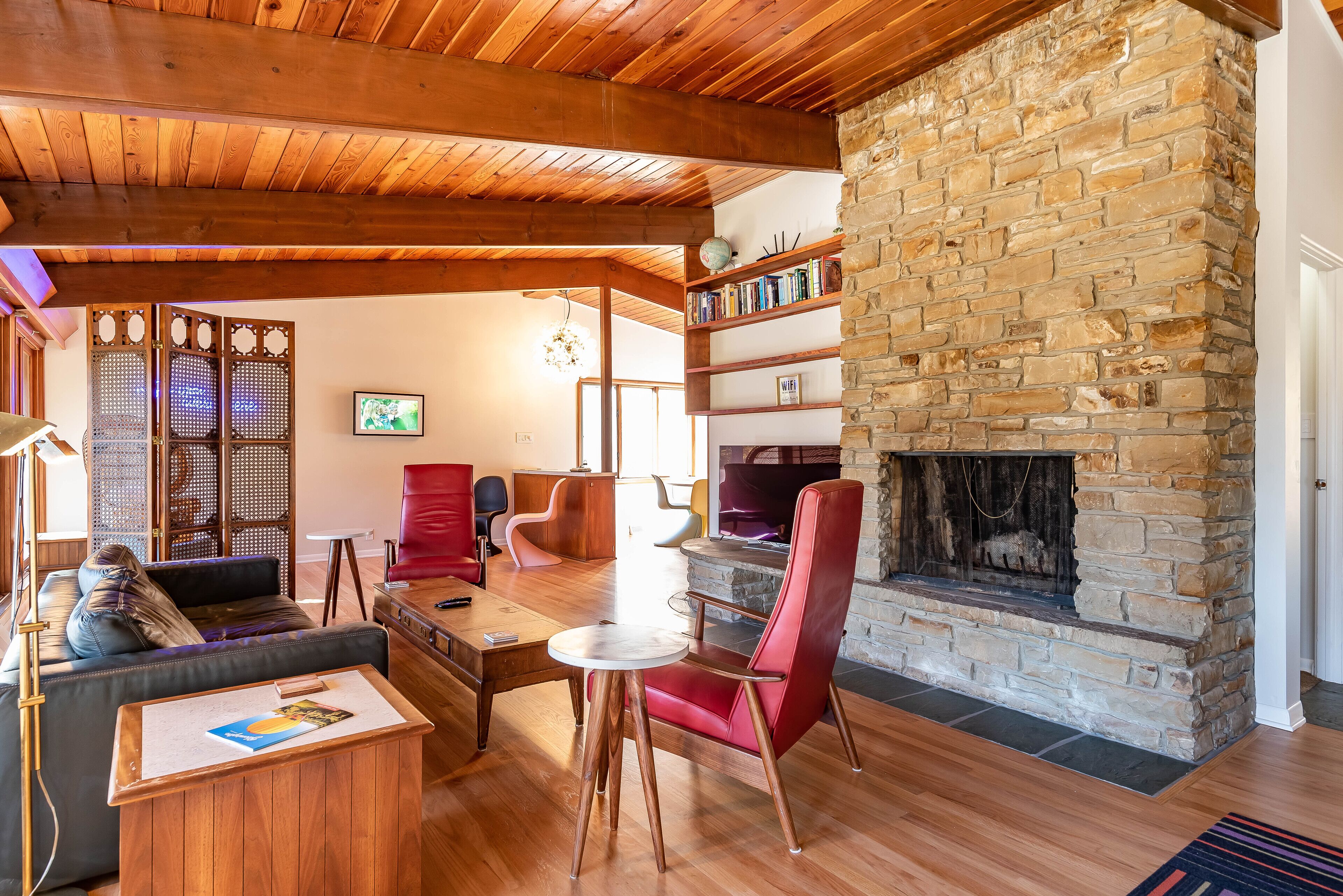 Een smart-tv en boeken