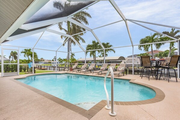 A heated pool - Gulf Access, Heated Saltwater Pool - Cape Coastal - Roelens Vacations (Cape Coral)
