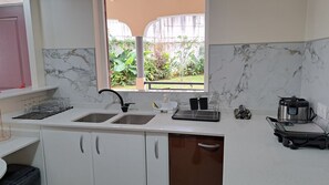 Réfrigérateur, micro-ondes, four, plaque de cuisson