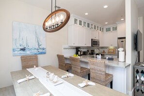 Frigorífico, horno, placa de cocina y especias