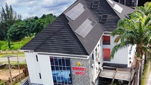 Een gebouw met twee verdiepingen met een bord waarop 