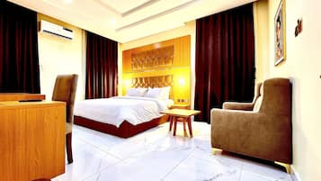 Royal Room | Desk, laptop workspace, free WiFi, bed sheets