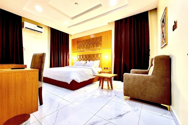 Royal Room | Desk, laptop workspace, free WiFi, bed sheets