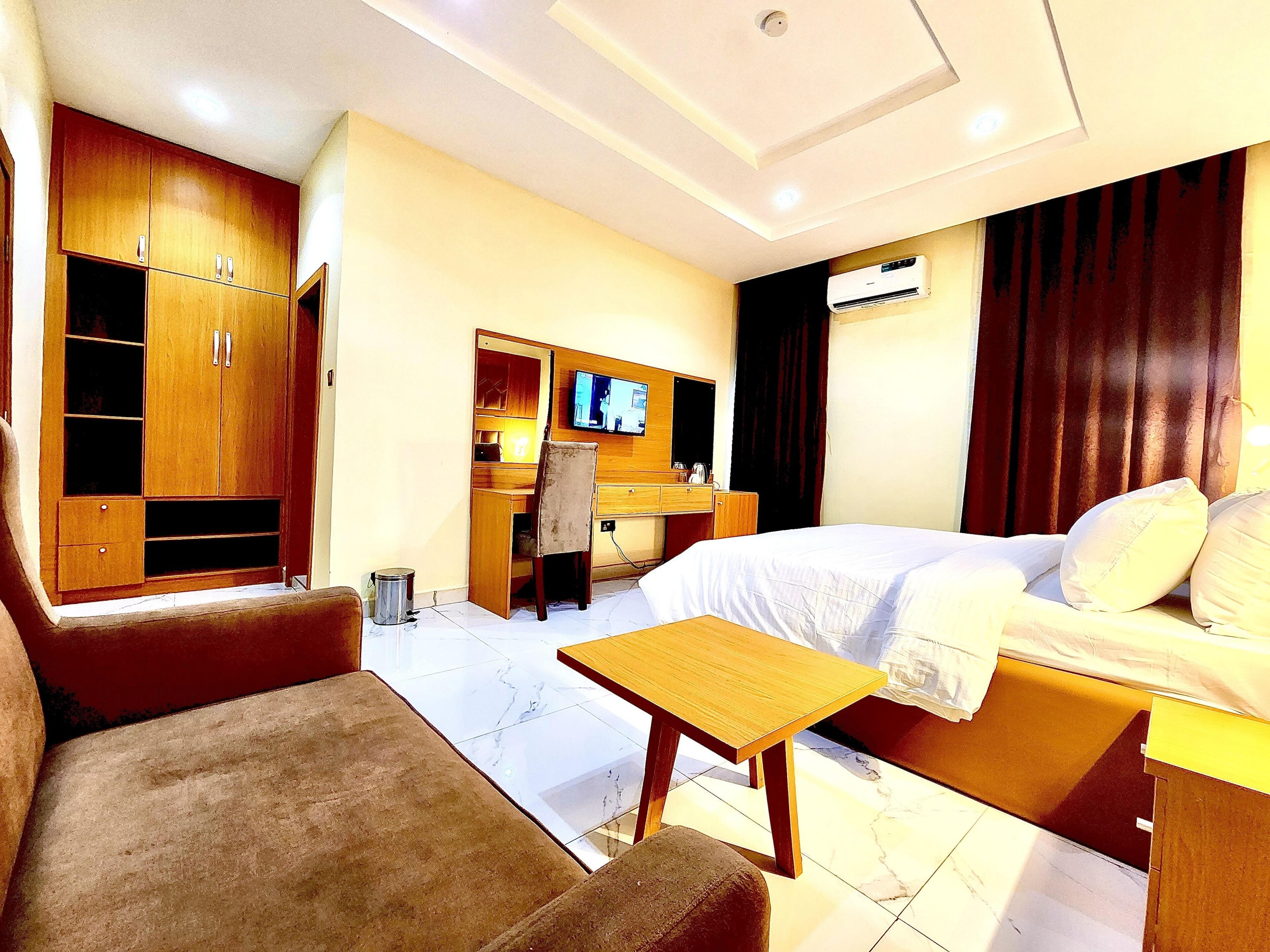 Royal Room | Desk, laptop workspace, free WiFi, bed sheets
