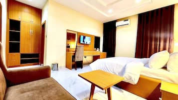 Royal Room | Desk, laptop workspace, free WiFi, bed sheets