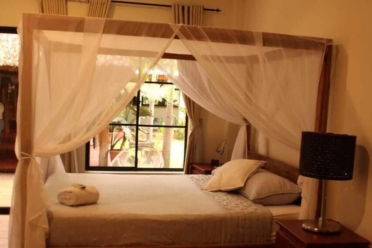 Muebles diferentes y ropa de cama