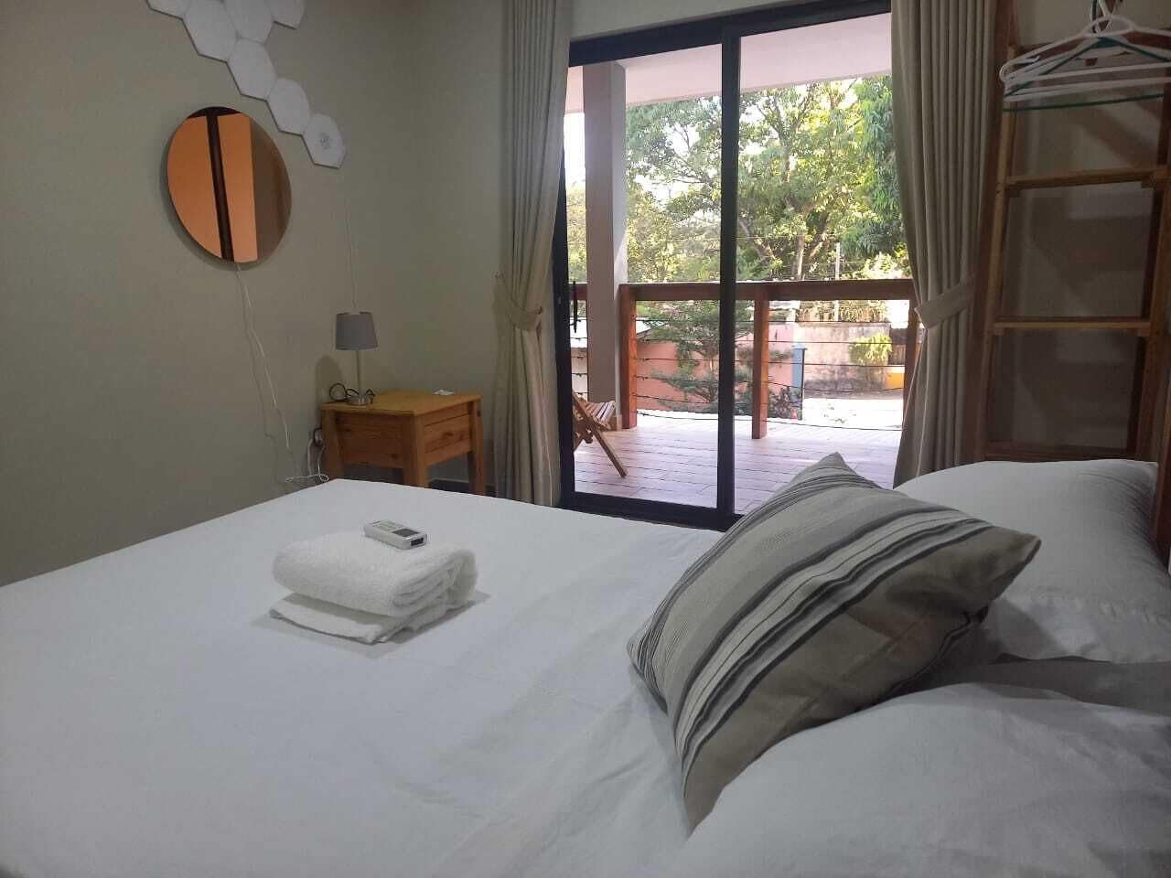 Phòng tiện nghi đơn giản | Trang bị nội thất với thiết kế riêng biệt, bộ trải giường 