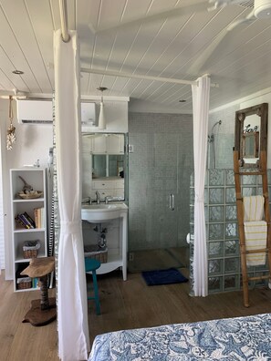 Dusche, Haartrockner, Handtücher, Seife