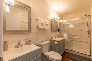 Shower, hair dryer, towels, soap - River Refuge - walk to river, hot tub, pet friendly! (Fleetwood)