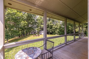 Outdoor dining - River Refuge - walk to river, hot tub, pet friendly! (Fleetwood)