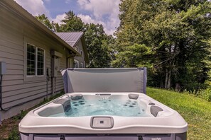 Outdoor spa tub - River Refuge - walk to river, hot tub, pet friendly! (Fleetwood)
