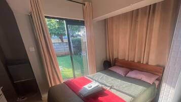 Tweepersoonskamer | Een minibar, individueel gemeubileerd, een bureau, een laptopwerkplek