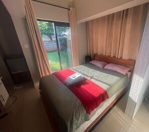 Quarto casal | Frigobar, individualmente mobiliados, escrivaninha