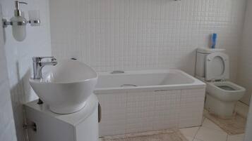 Tweepersoonskamer | Badkamer | Een diep bad, gratis toiletartikelen, badjassen, handdoeken