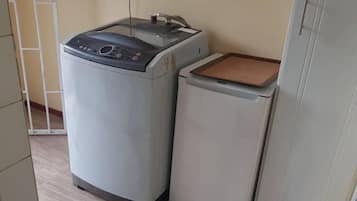 Refrigerador, microondas, artículos de limpieza