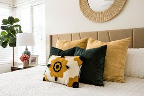 3 habitaciones, escritorio, tabla de planchar con plancha y wifi