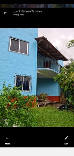 Charming second floor apartment - five minutes from the beach.