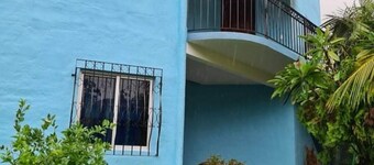 Charming second floor apartment - five minutes from the beach.