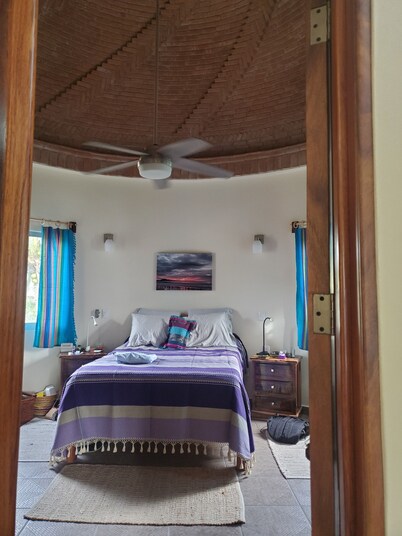 Charming second floor apartment - five minutes from the beach.