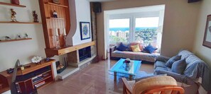 Una televisión, una chimenea