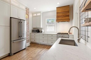 Fridge, microwave, oven, stovetop - Witek Rinker House - Pet Friendly Downtown Brevard (Brevard)