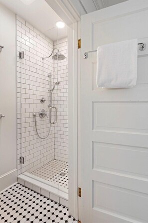 Douche, séchoir à cheveux, serviettes fournies