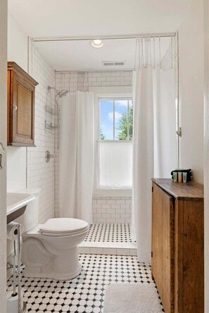 Shower, hair dryer, towels - Witek Rinker House - Pet Friendly Downtown Brevard (Brevard)