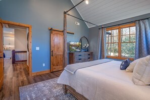 4 slaapkamers, een bureau, een strijkplank/strijkijzer, wifi