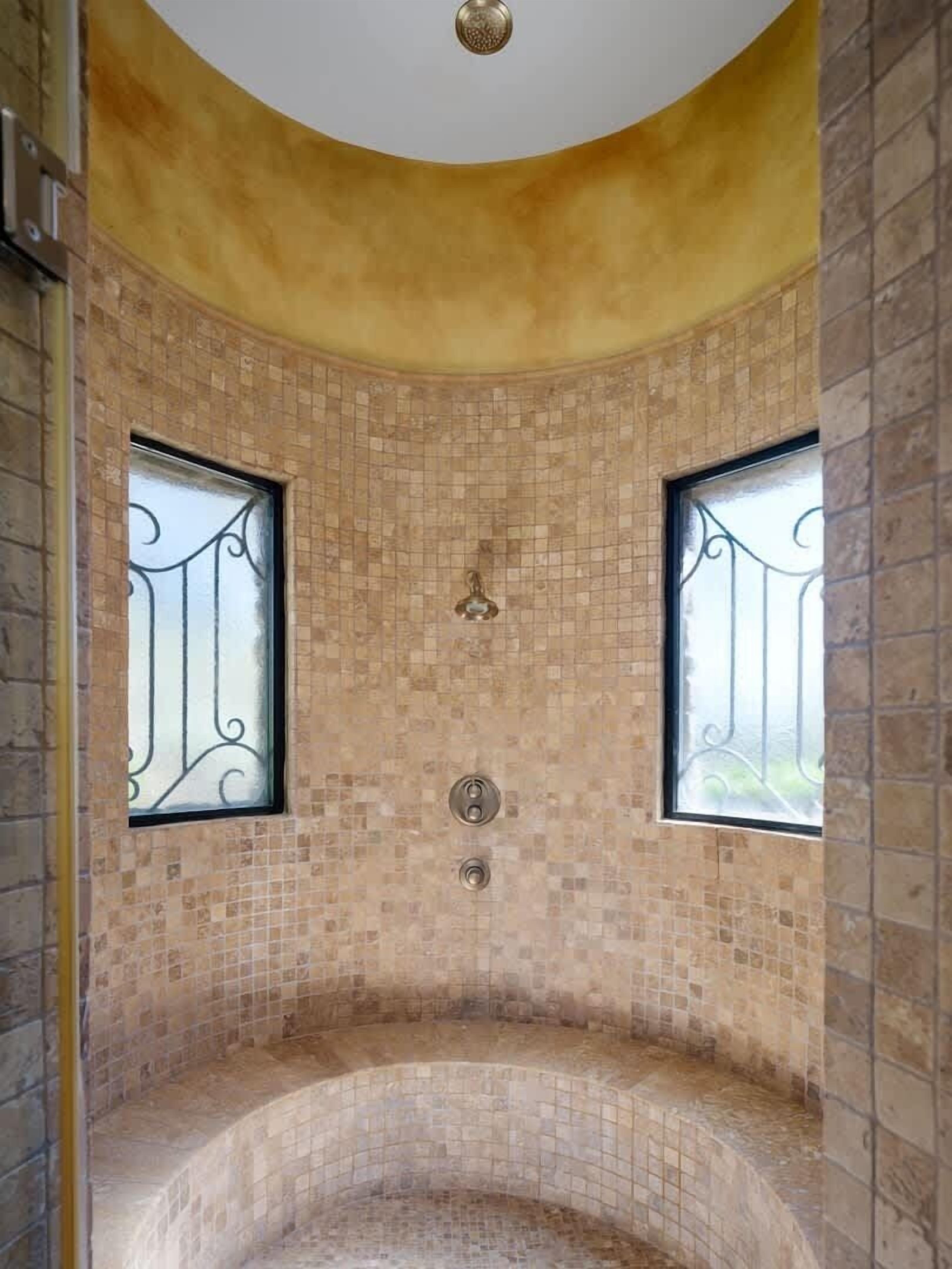 Een douche, een haardroger, handdoeken, shampoo