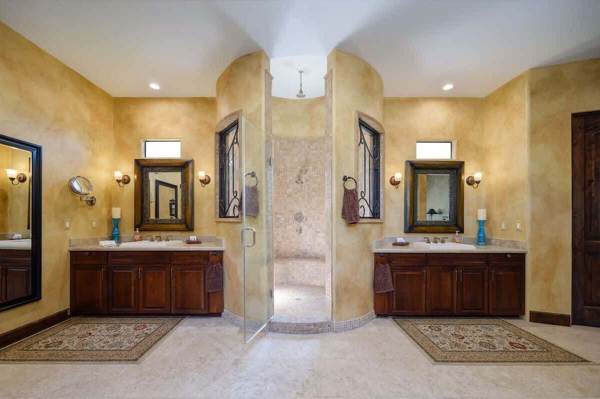 Douche, sèche-cheveux, serviettes fournies, shampoing