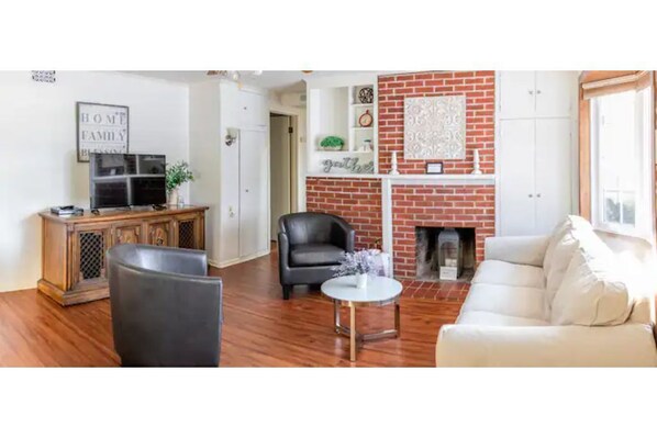 تلفزيون، مشغل دي في دي، كُتُب