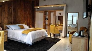 尊榮客房, 1 間臥室, 花園景觀 | 羽絨被、迷你吧、客房內保險箱、獨特裝潢