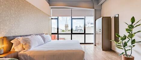 1 habitación, escritorio, tabla de planchar con plancha y wifi