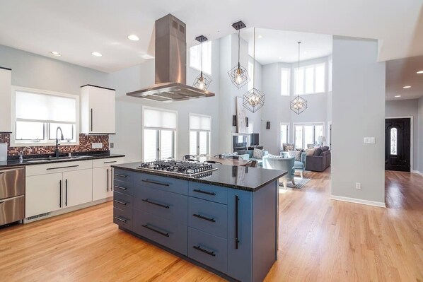 Réfrigérateur, four à micro-ondes, un four, surface de cuisson