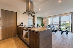 Réfrigérateur, four à micro-ondes, un four, surface de cuisson
