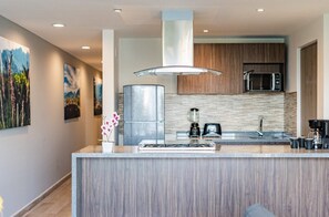 Refrigerador, microondas, horno y parrilla de estufa 