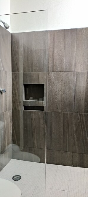 Dusche, Haartrockner, Handtücher, Seife
