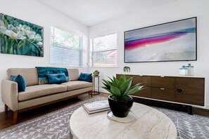 Smart TV, DVD player, books, video library - Immaculate New Casita ~ Perfectly Furnished (San Antonio)