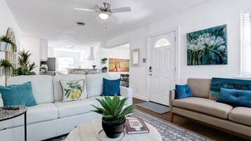 Een smart-tv, een dvd-speler, boeken en een filmbibliotheek