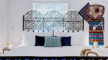 2 habitaciones, escritorio y tabla de planchar con plancha