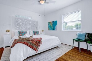 2 bedrooms, desk, iron/ironing board, travel cot - Immaculate New Casita ~ Perfectly Furnished (San Antonio)