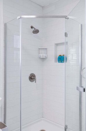 Ensemble baignoire-douche, serviettes fournies